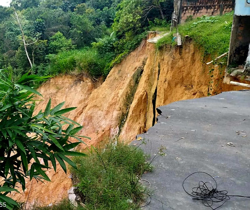 Ap S Deslizamento De Barranco Defesa Civil Interdita Casas Na Zona Leste