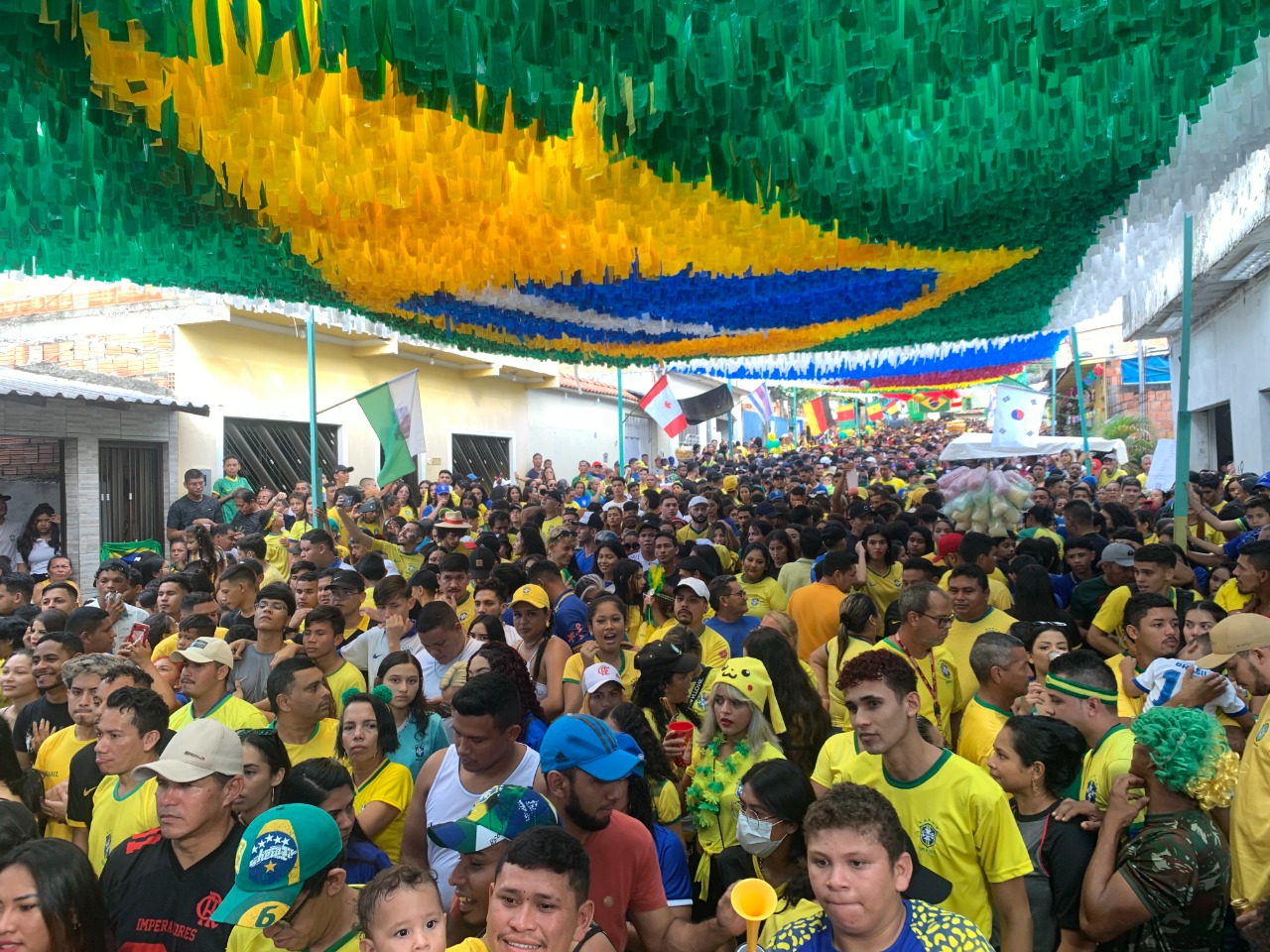 Ruas Da Copa Em Manaus Ficam Lotadas Durante O Primeiro Jogo Brasil No