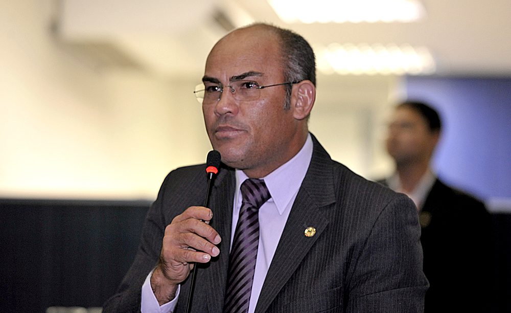 Parlamentar denuncia demissão de 60% dos servidores nos 