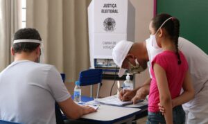 Justiça eleitoral disponibiliza “cola” para eleitores levarem no dia da votação; documento deve ser impresso e levado em papel, já que o porte de celular é proibido.