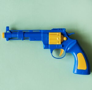 Arma não é brinquedo: os riscos dos clubes de tiro para crianças