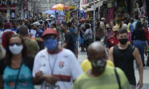 Especialistas criticam medidas que desobriga uso de máscaras em locais abertos