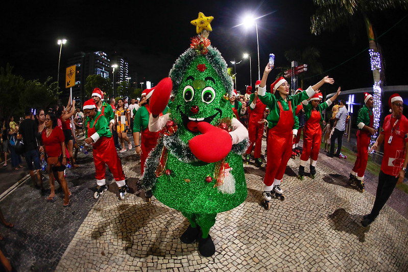 Árvore natalina de 40 metros é inaugurada na Ponta Negra - Rádio Rio Mar