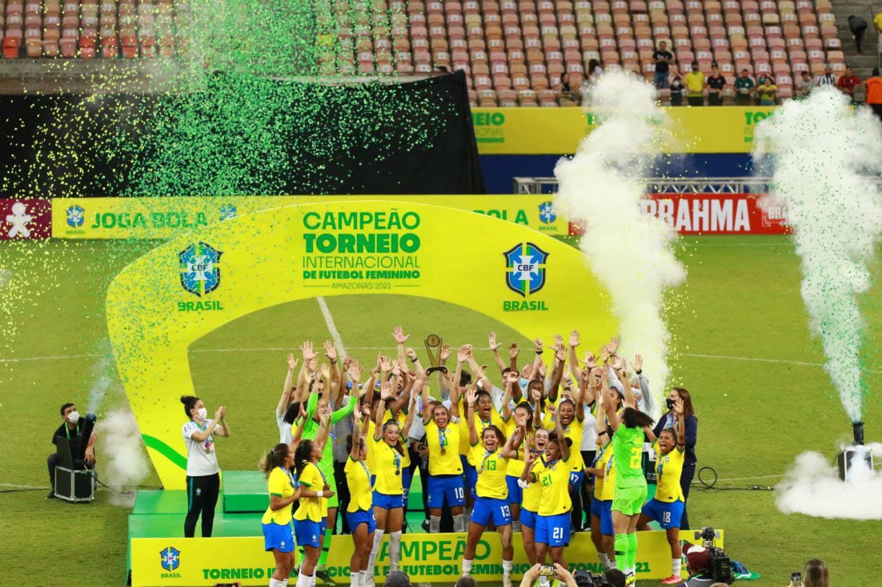 Seleção feminina de futebol inicia hoje defesa do título na