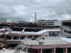 elo menos 26 mil pessoas devem sair de Manaus até o domingo (26), por meio fluvial ou terrestre. A estimativa é da Agência Reguladora de Serviços Públicos do Amazonas (Arsepam),