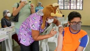32% dos pacientes internados com Covid-19 em Manaus são crianças; vacina pode mudar isso
