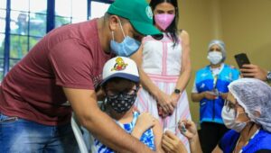 Crianças sem comorbidades começam a ser vacinadas contra covid-19. Foto: Antônio Pereira / Semcom e Camila Batista / Semsa