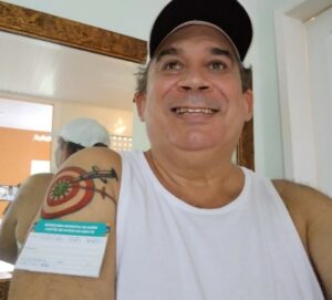 Pedagogo Vital Melo fez tatuagem para comemorar vacinação contra ovid-19. Foto: Arquivo Pessoal
