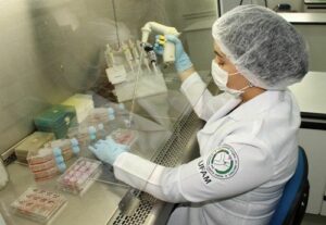 Pesquisadora cria pele artificial para substituição de animais em testes cosméticos. Foto: UFAM