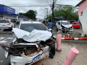 Durante fuga, assaltantes causam grave acidente entre veículos no bairro Parque das Laranjeiras