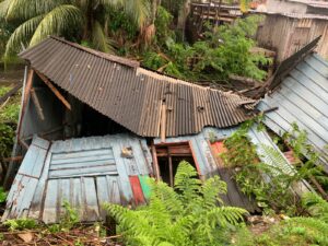 Durante forte chuva, uma casa desaba na comunidade da Sharp, zona leste de Manaus