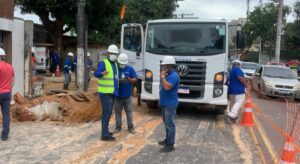 Rompimento de rede de distribuição de água causa transtorno à moradores do bairro Cachoeirinha, e afeta fornecimento do serviço em nove pontos da cidade
