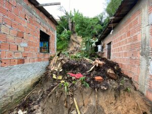 Chuva causa deslizamento de terra e desabamento de casas no bairro zumbi dos palmares, zona leste de Manaus