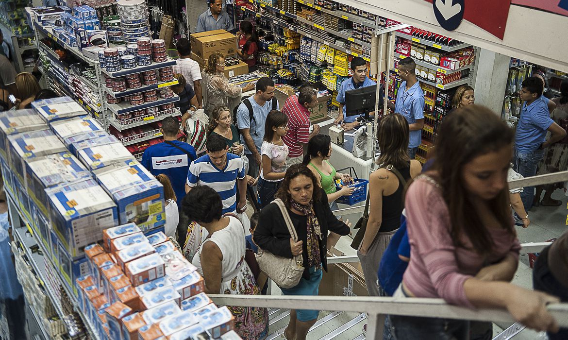 Consumidor sofre com prática sabusivas. Foto: Marcelo Camargo/Agência Brasil