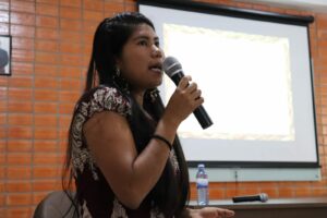 Professora falou sobre o processo de construção da notícia dentro da comunidade indígena Marajaí. Foto: Guilherme Figueiredo