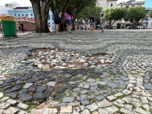 População denuncia acúmulo de lixo e depredação no Largo de São Sebastião