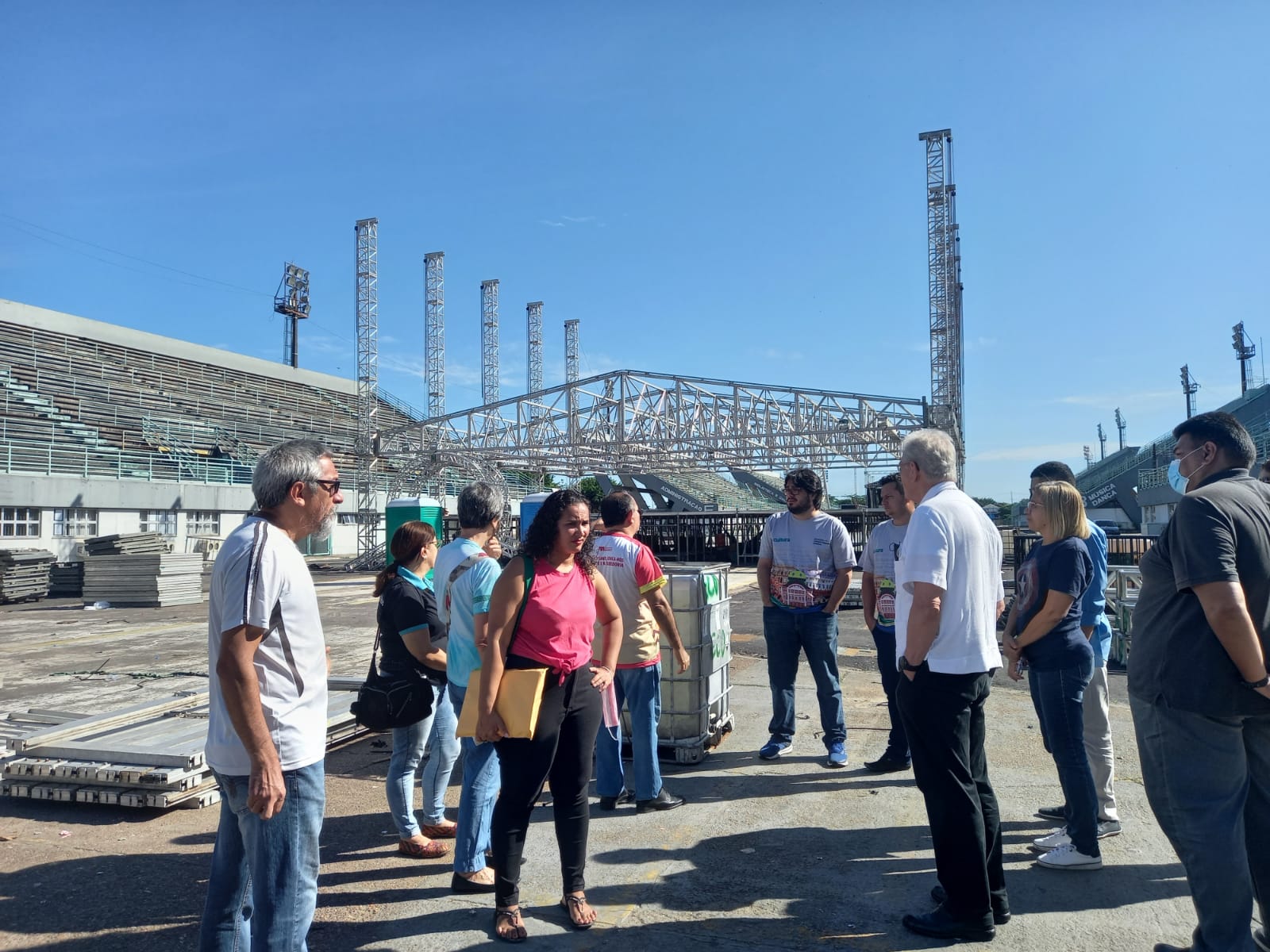 Arcebispo e equipes de serviço do Pentecostes visitam sambódromo