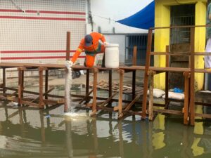 Processo de desinfecção é realizado em áreas alagadas do centro de Manaus