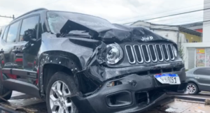 Motorista invade corrida de rua, mata condutor de ambulância e atropela cadeirante no centro de Manaus.