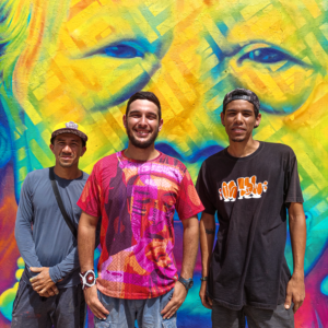 Na produção do mural artístico, Raiz, que trabalha a temática Amazônia, contou com a colaboração dos artistas Ploris Baltazar e Fixo Ramon. Foto: Michael Dantas