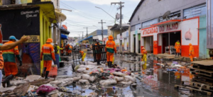 Com descida do Rio Negro, área central de Manaus passa por limpeza