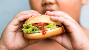 Consumo de alimentos ultra processados compromete a saúde de crianças e adolescentes, e especialistas alertam para os riscos da Obesidade Infantil. 