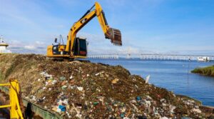 Prefeitura de Manaus realiza transbordo de 500 toneladas de resíduos retirados de rios e igarapés da cidade