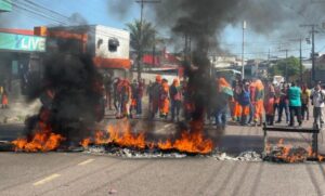 Funcionários de empresa terceirizada pela Prefeitura de Manaus realizam manifestação na zona centro oeste da capital; trabalhadores exigem explicações sobre a finaliza de contratos sem o aviso prévio 