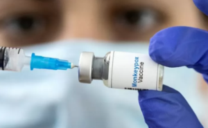 Ministério da Saúde encomenda doses de vacinas contra a varíola dos macacos; profissionais da saúde serão os primeiros a receber o imunizante em todo o país.