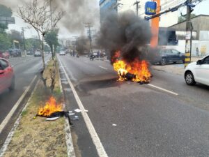 Motocicleta pega fogo em avenida de Manaus e condutor fica ferido, caso acende alerta para a importância da manutenção adequada no veículo de duas rodas