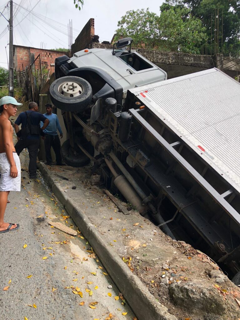 Caminhão invade casa na zona leste de Manaus