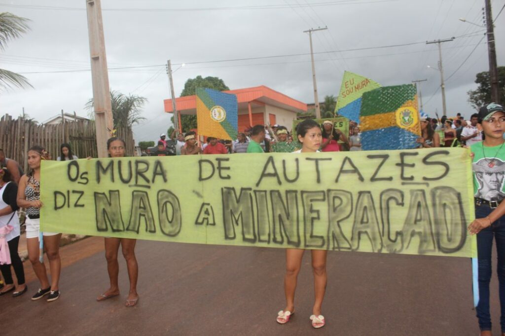 Indígenas Mura se manifestando contra a mineração (Foto: J.Rosha/Cimi Norte I)