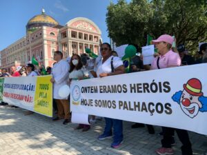 Enfermeiros realizam manifestação no centro de Manaus em defesa do piso salarial da categoria.