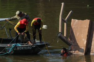 Bombeiros procuram por homem desaparecido após acidente na BR-319; uma ponte provisória deve ser construída em breve para liberar o tráfego de veículos no local.