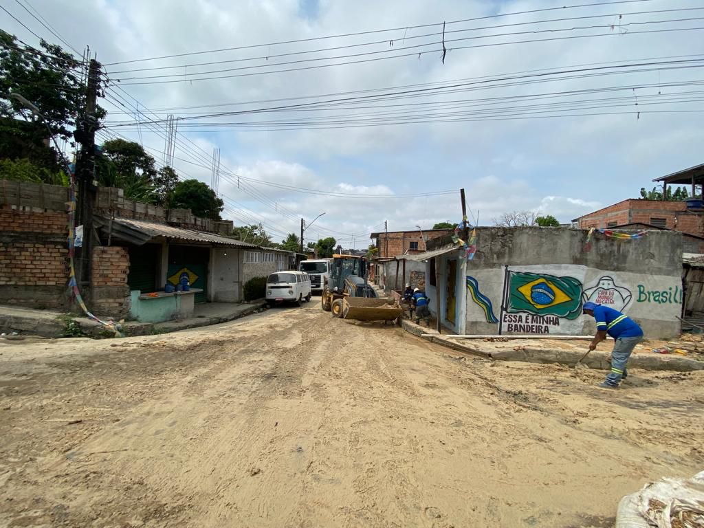 Ruas e imóveis na zona Leste são invadidos por água e lama após rompimento de adutora (Foto Divulgação)