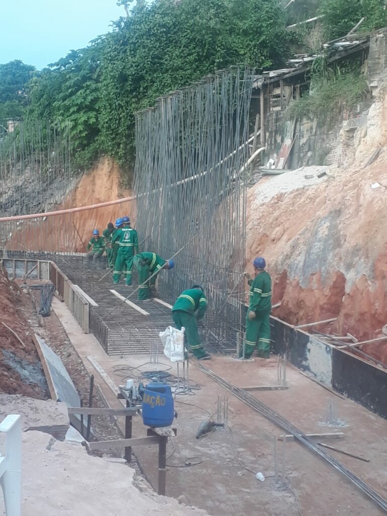 Construção de um muro de contenção no bairro Petrópolis (Foto Divulgação)