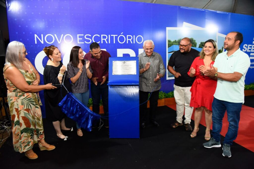 Empreendedores e autoridades de Coari no lançamento da nova sede do Sebrae (Foto Divulgação)