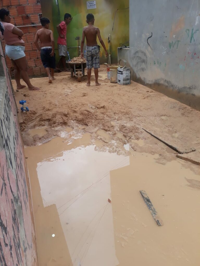 Moradores tentando conter o alagamento no beco Nossa Senhora da Conceição (Foto Divulgação)