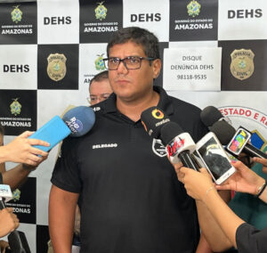 Titular da DEHS, Ricardo Cunha, falando sobre o caso (Foto Divulgação)