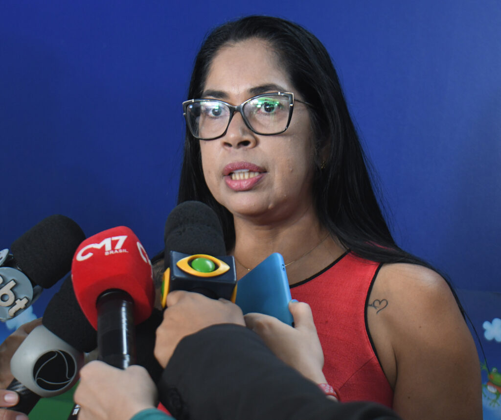 Delegada titular da Depca, Joyce Coelho, concede entrevista sobre o caso (Foto Divulgação)