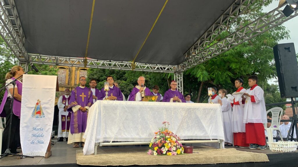 Missa pelo dia de finados é celebrada em Cemitério São João Batista