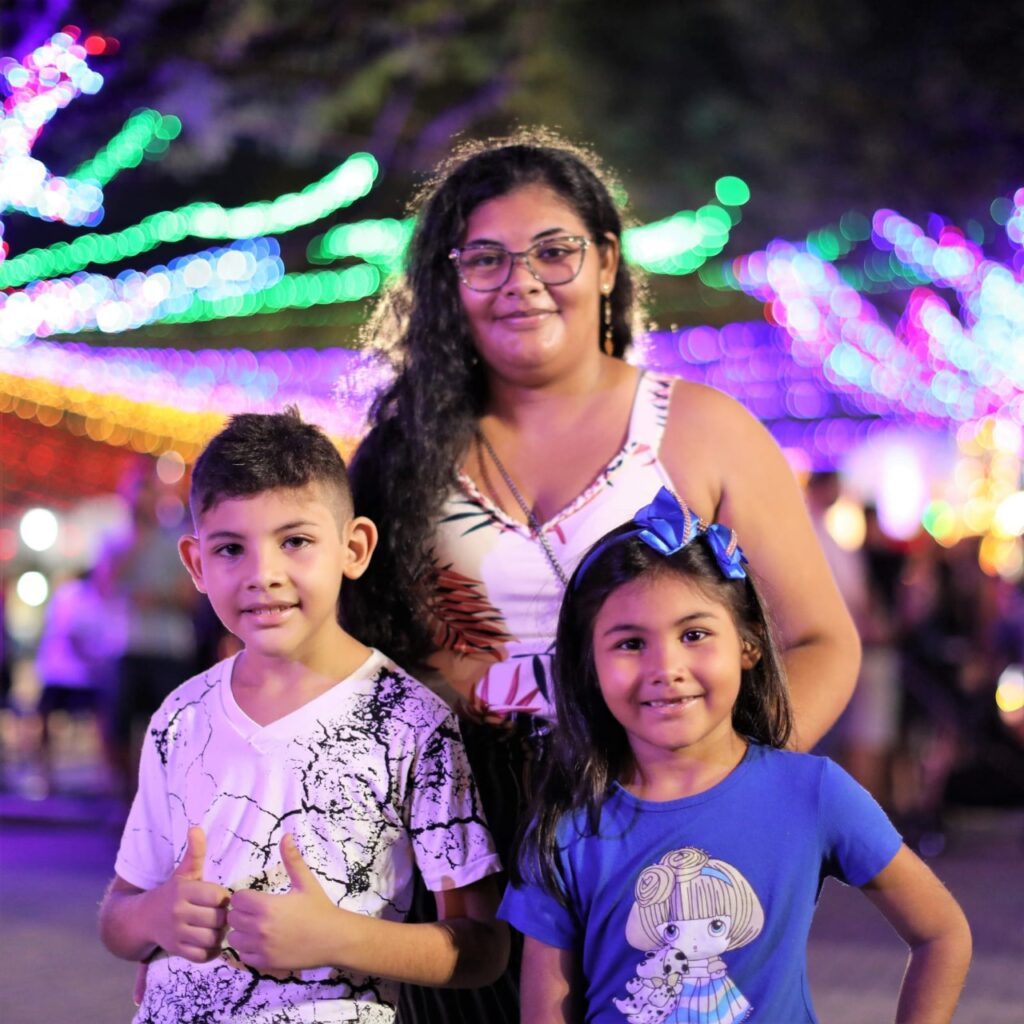 Thayara Silva e os filhos visitaram o Largo (Foto Divulgação)
