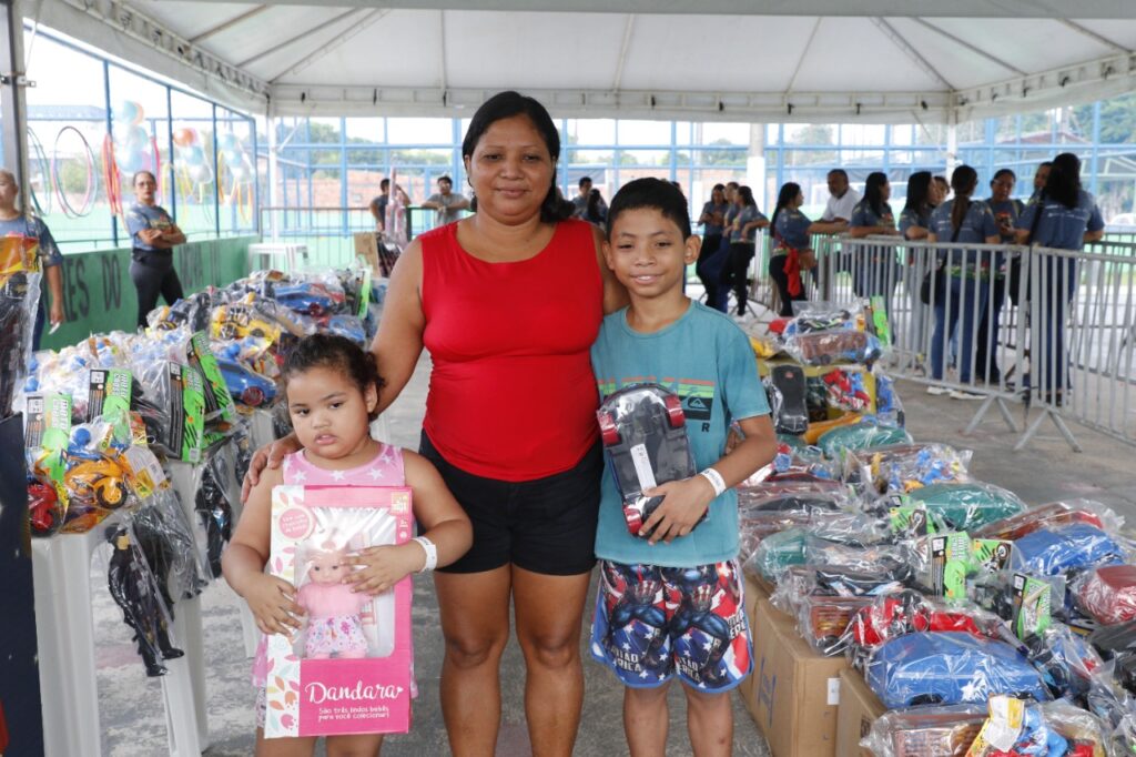 Filhos de Marlene Lima recebendo presentes (Foto Divulgação)