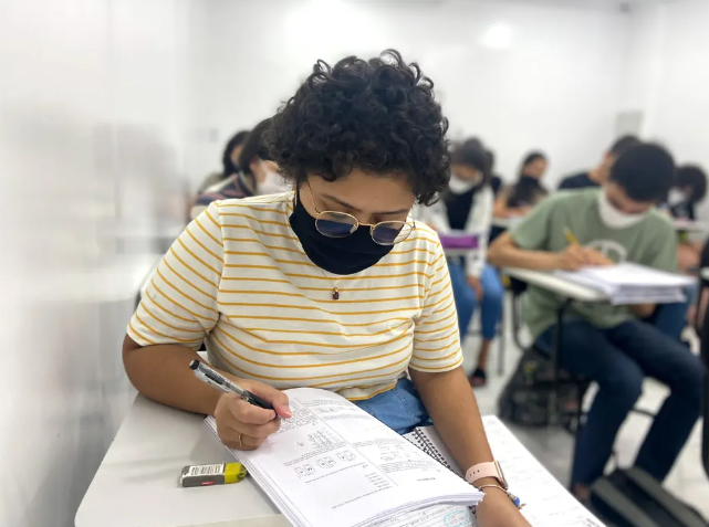 Estudantes do Amazonas com foco nos estudos.