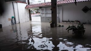 Ruas e casas ficam alagadas durante forte chuva, em Manaus