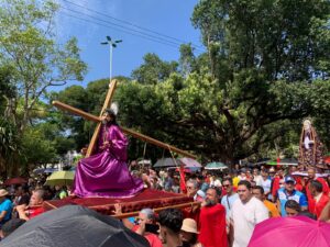 Tradicional procissão da Via Sacra reúne aproximadamente 5 mil fiéis, no centro de Manaus 