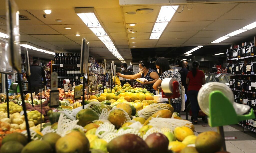 Os consumidores tem procurado por marcas e produtos mais baratos (Foto: Agência Brasil)