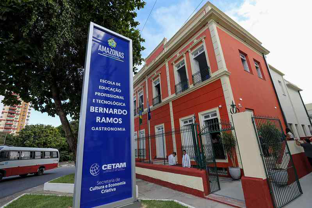 A escola fica na Casa Bernardo Ramos, no Centro de Manaus (Foto: Secom)
