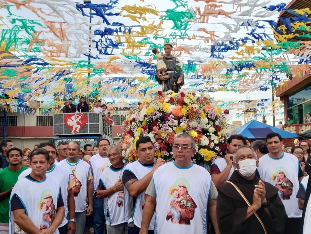 Procissão e missa campal encerram festejos de Santo Antônio em Manaus
