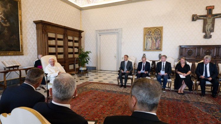 O Papa com uma delegação de advogados de países membros do Conselho da Europa signatários do Apelo de Viena (Vatican Media)